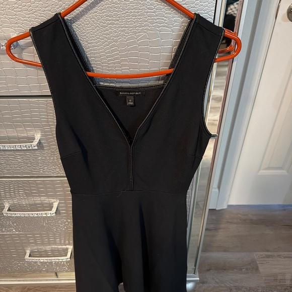 Little black dress by Banana Republic - Picture 2 of 4